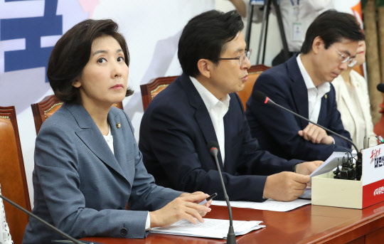 황교안 대표가 5일 오전 국회에서 열린 최고위원회의에서 발언하고 있다.    연합뉴스